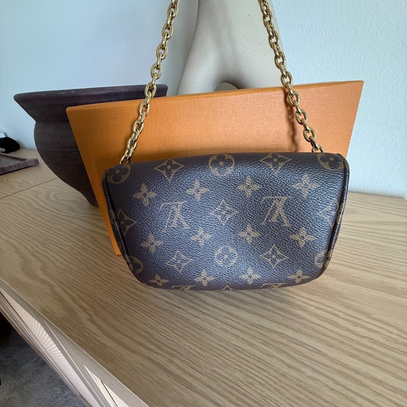 Louis Vuitton Mini Bumbag in Monogram - Picture 6 of 7